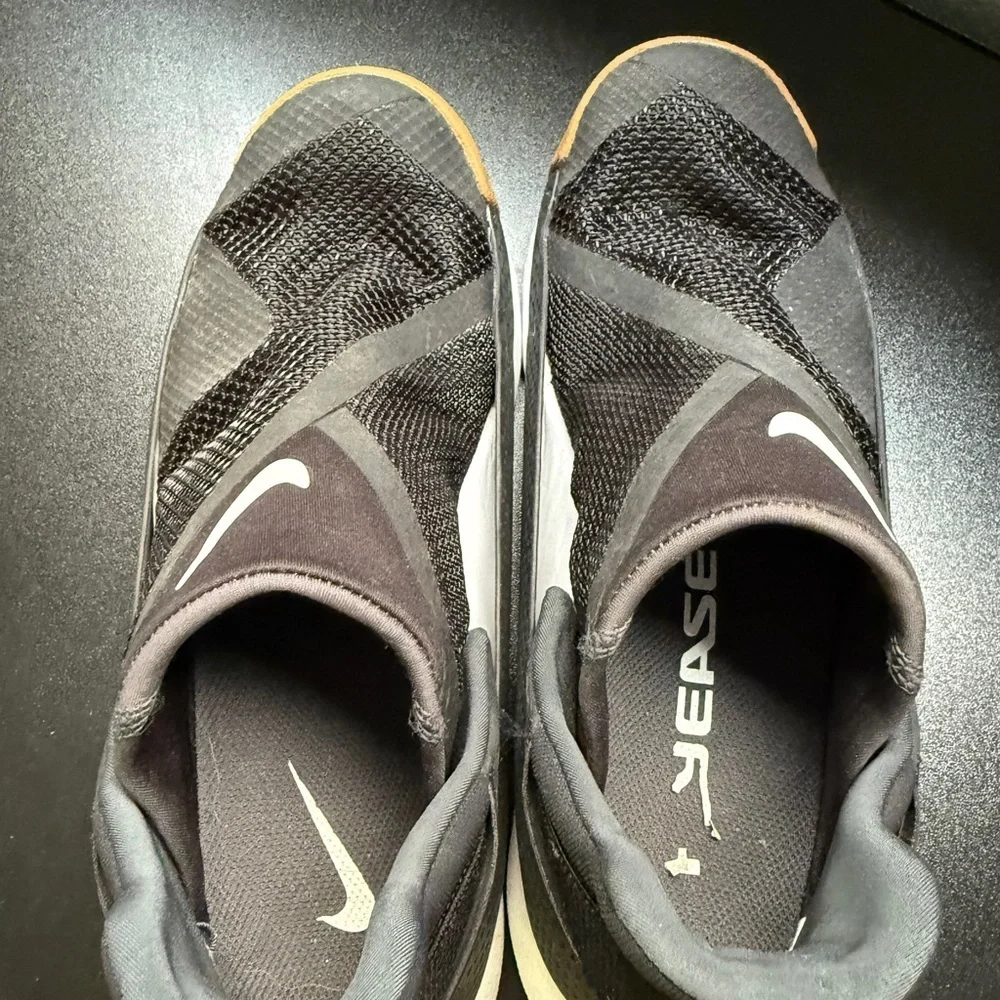 Nike Go FlyEase Black and White Mesh Gum Bottom Slip-Ons Women’s 7 ECU